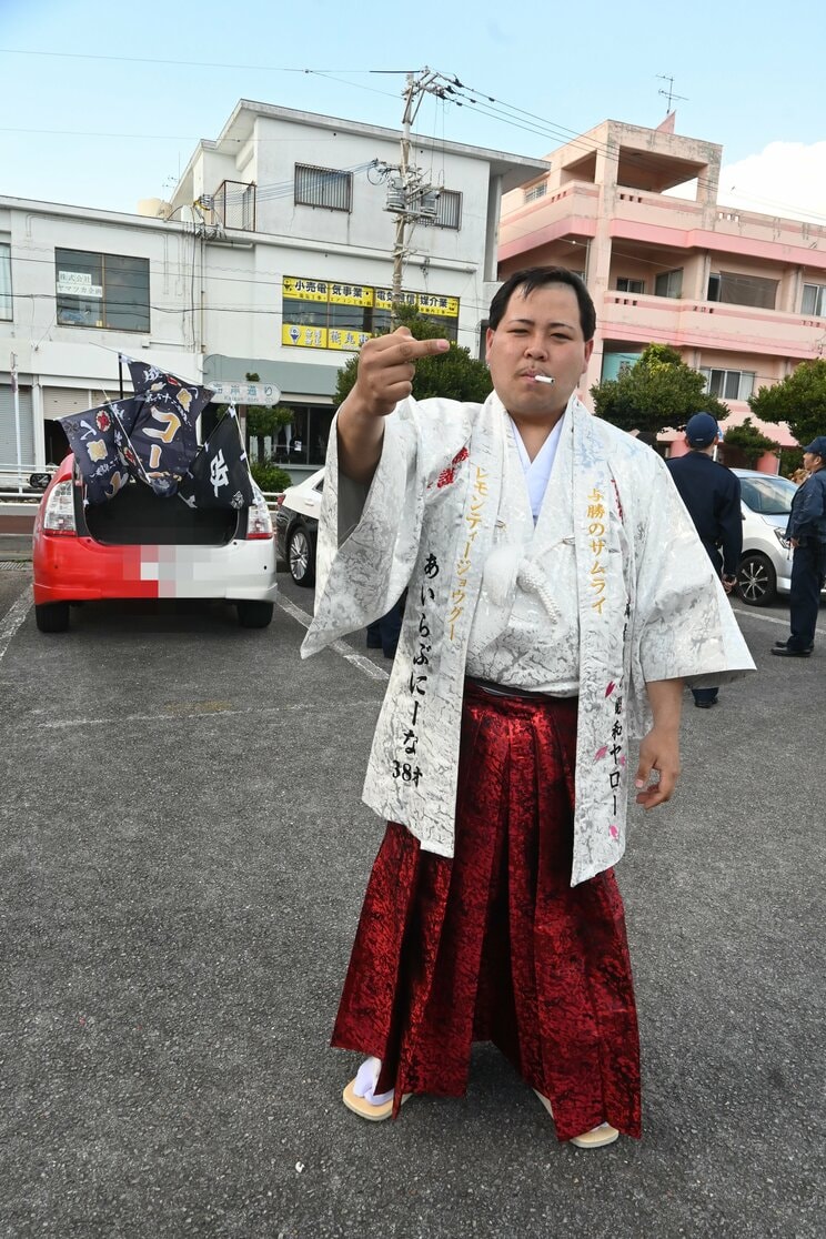 プリウスの屋根を切ったオープンカーで登場！“戦闘服”、リーゼント、警察がすぐに駆けつけて「秒で捕まった」沖縄・二十歳式典2025「でも以前のようなドヤンキーはいなくなった」_14