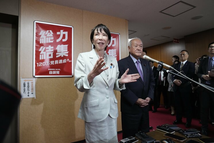 10月7日自民党本部での会見（写真／共同通信社）