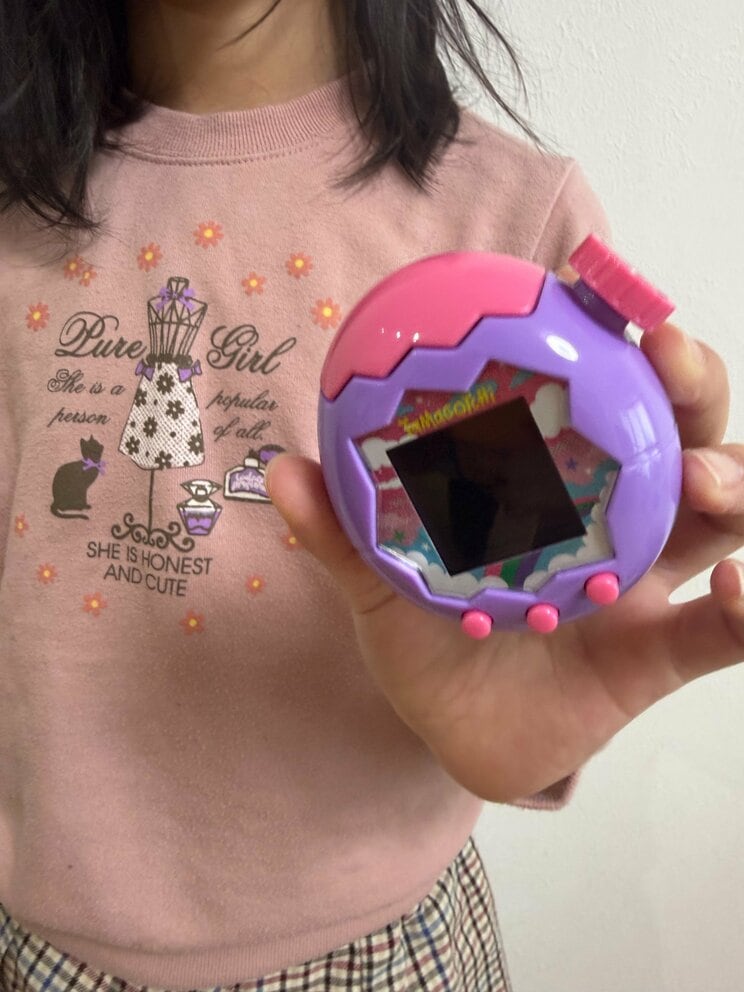 誕生日プレゼントにたまごっちをもらい喜ぶ小1の少女（写真／父親提供）