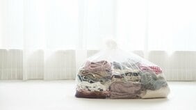 いらない服や小物はいつ捨てればいい? 「もったいない、が処分どき」スタイリスト・地曳いく子と漫画家・槇村さとるが教える4つの「処分の原則」