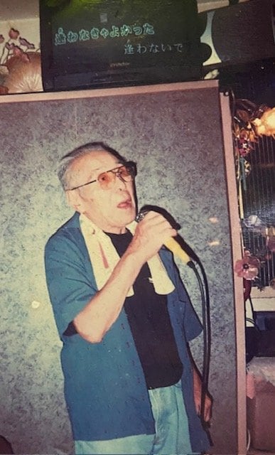 休日は行きつけのスナックで４時間、北島三郎など約20曲を熱唱する石井誠一さん(写真／本人提供、以下同)