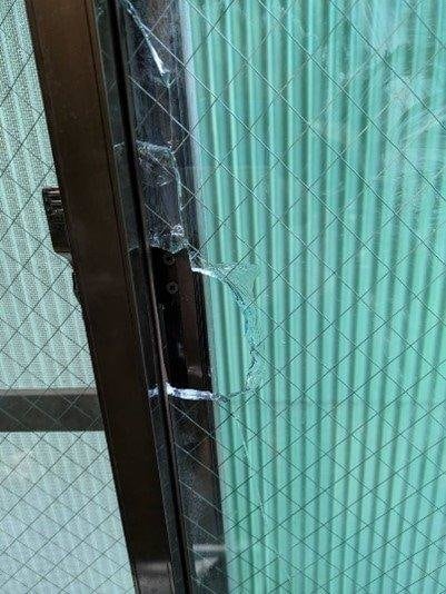 割られたガラス（写真／親族提供）