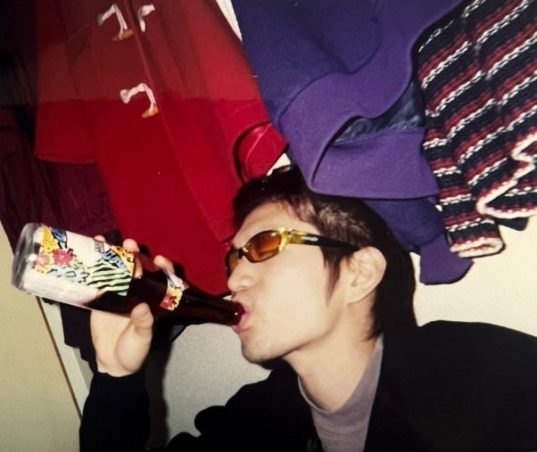 若手時代、酒をラッパ飲みする武智さん（写真／本人提供）