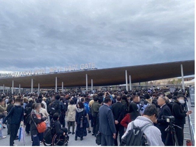 開幕日は11万9000人が来場。万博会場の入場口東ゲート前の長蛇の列(写真/集英社オンライン)