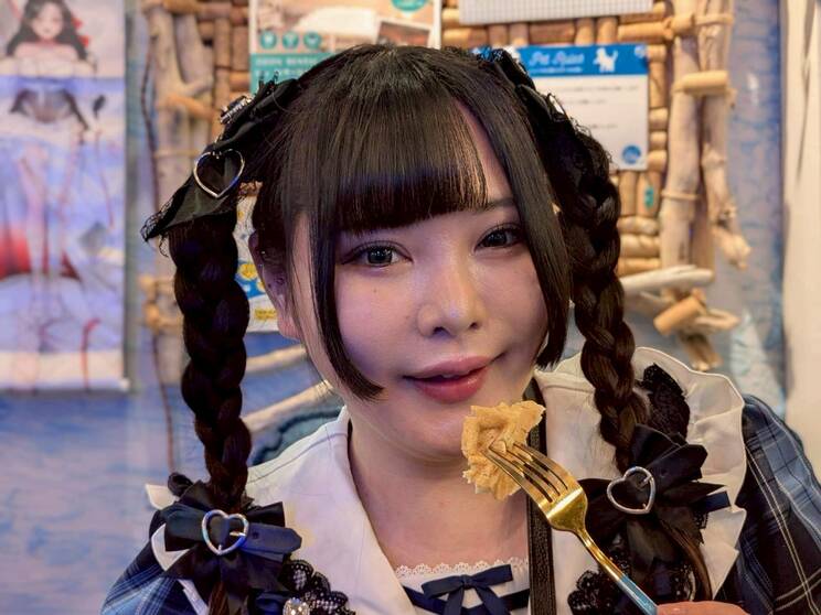 ワッフルを頬張ろうとする現在の藤田