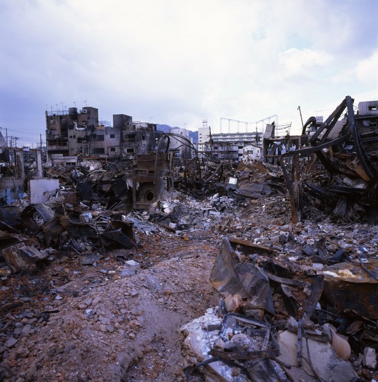 阪神・淡路大震災 で被災した兵庫県長田区の様子（1995年1月撮影） 　写真／首藤光一（アフロ）