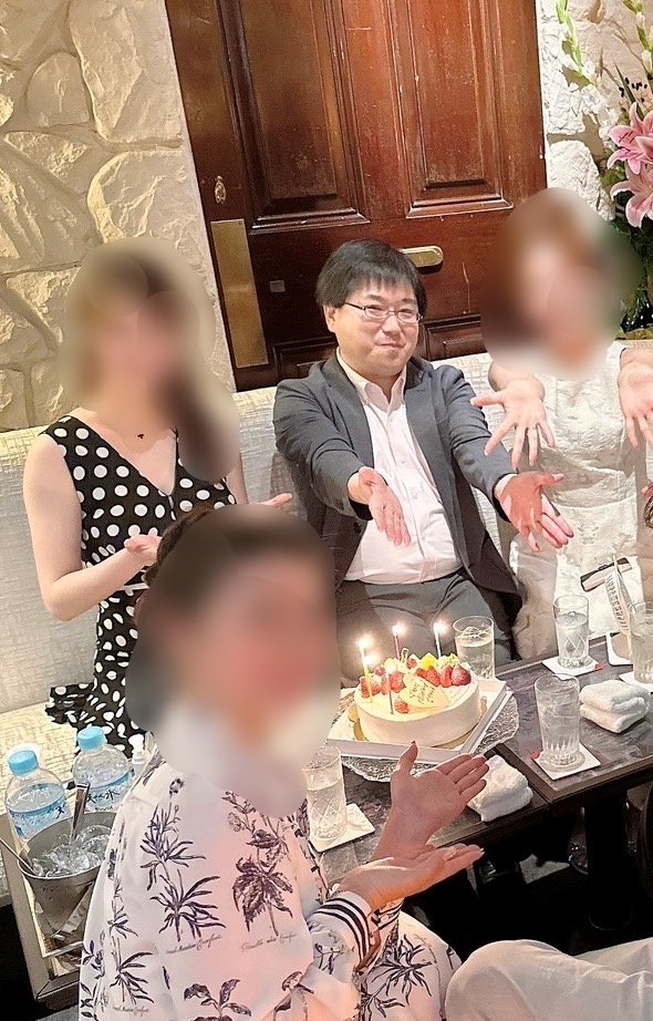 吉崎被告と接待する女性（関係者提供）