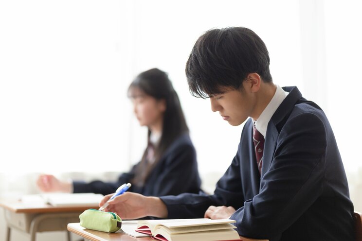 東大生の半数は中高一貫出身説は本当か…世帯年収300万から東大に進学したライターが調べた「東大生の中学時代の教育費」は…_2