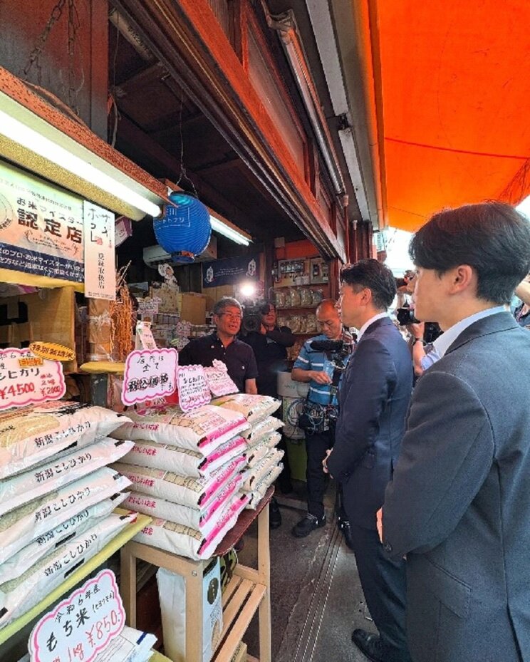 町の米穀店を視察する小泉大臣（写真／本人SNSより）