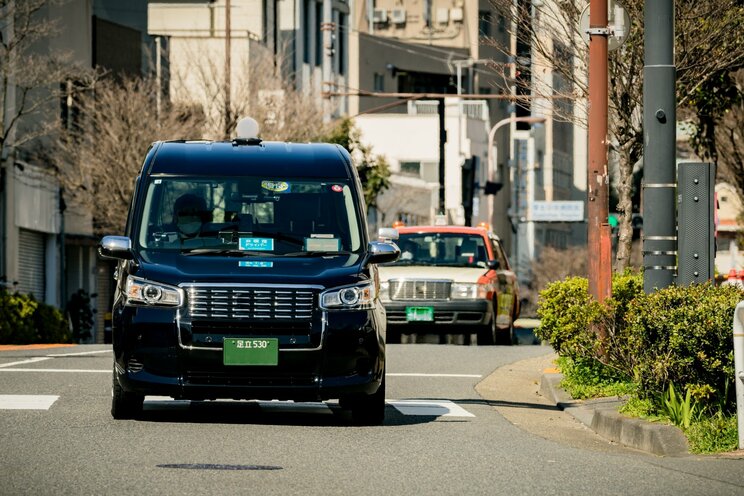 町中を走るタクシー　写真／AC