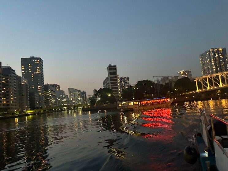 船からは周遊する屋形船の姿も見られた（撮影／集英社オンライン）