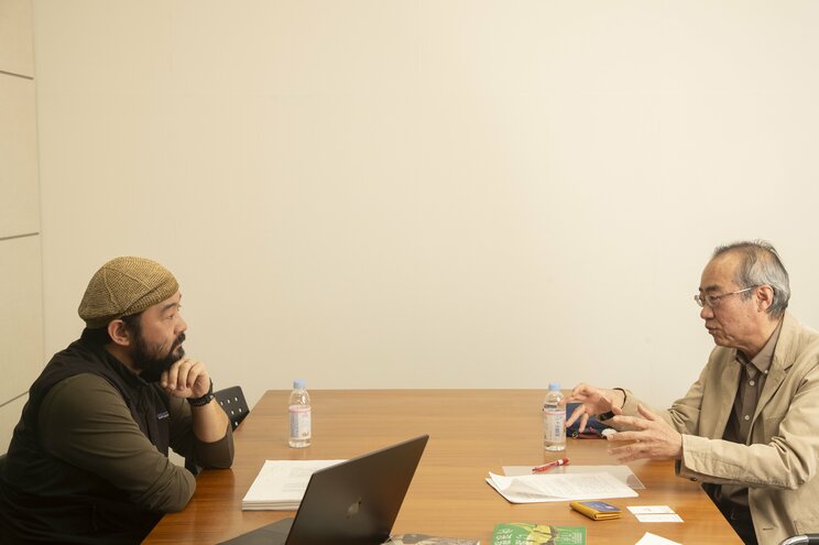 須賀川 拓（左）、山岡淳一郎（右）