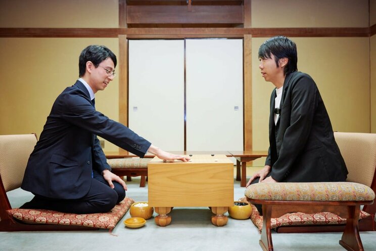 「幽玄の間」での対局風撮影は貴重な一枚に。日本棋院公式Youtubeでの動画もチェック!