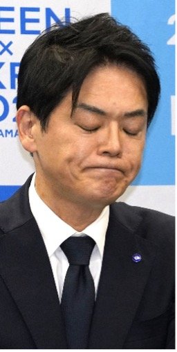 8月28日、記者会見で目をつぶる山中竹春市長　撮影／集英社オンライン
