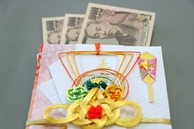 「結婚式のご祝儀3万円はキツイ…」20代の6割が高いと実感するご祝儀、失礼にならない金額とマナーとは?
