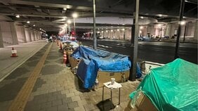 〈警察官の胸をハサミで何度も…〉「ふざけんじゃねえよ」殺人未遂で逮捕された路上生活の女は公園からあぶれたトラブルメーカー。背景に再開発で苦境に立たされる「新宿の路上生活者事情」