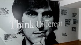《Mac誕生40周年》ジョブズが部門を乗っ取ってまで完成させた、初代Macの衝撃。クック率いる現在のAppleに足りないものとは?