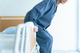 あなたの親は片足で立つことができる? 高齢者の転倒事故がいちばん起きやすい家のなかのある場所とは