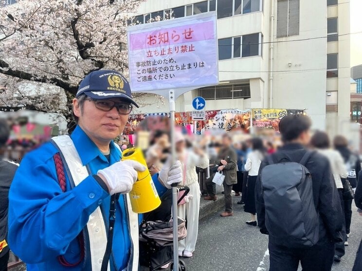 立ち止まっていると、すぐに警備員から「立ち止まらないでください」と声がかかる。土日は住民以外の車両は通行禁止になる区間もある