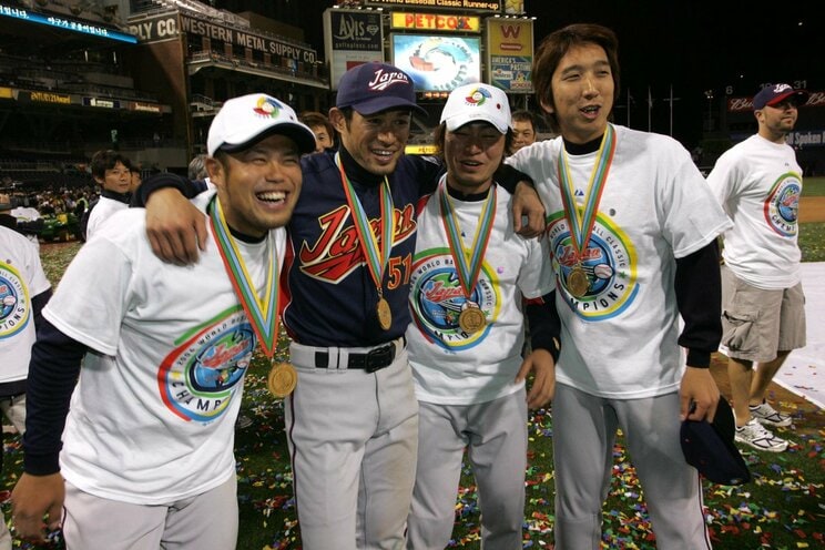 第１回ＷＢＣで優勝した日本。左から今江敏晃、イチロー、青木宣親、藤川球児（写真／産経新聞社）
