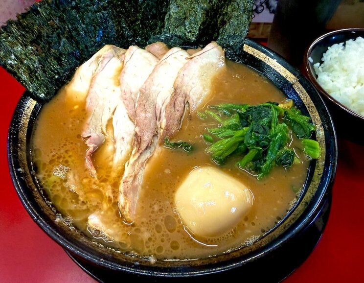 里崎さんが家系にハマるキッカケとなった「王道家 柏店」の一杯(写真/本人Xより)