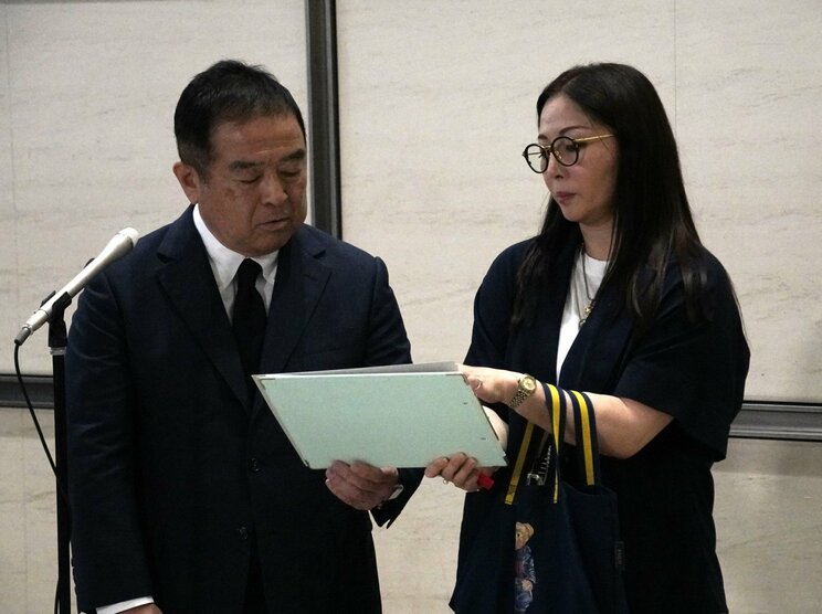 日本テレビ本社での会見中、広報部長と相談する福田博之社長（撮影／集英社オンライン）