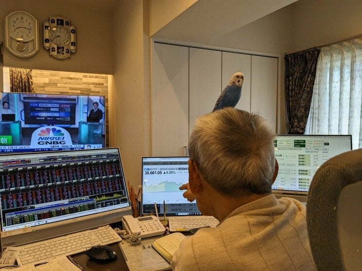 インコのピーちゃんは茂さんの頭に乗るのが好き