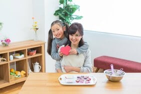 外国人が理解できない「義理チョコ」という同調圧力…バレンタインが「女性から男性へ贈るチョコ」に特化しているのは日本と韓国ぐらい。消えない、性別による社会的役割