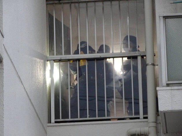 現場のマンションを捜査する捜査員（撮影／集英社オンライン）