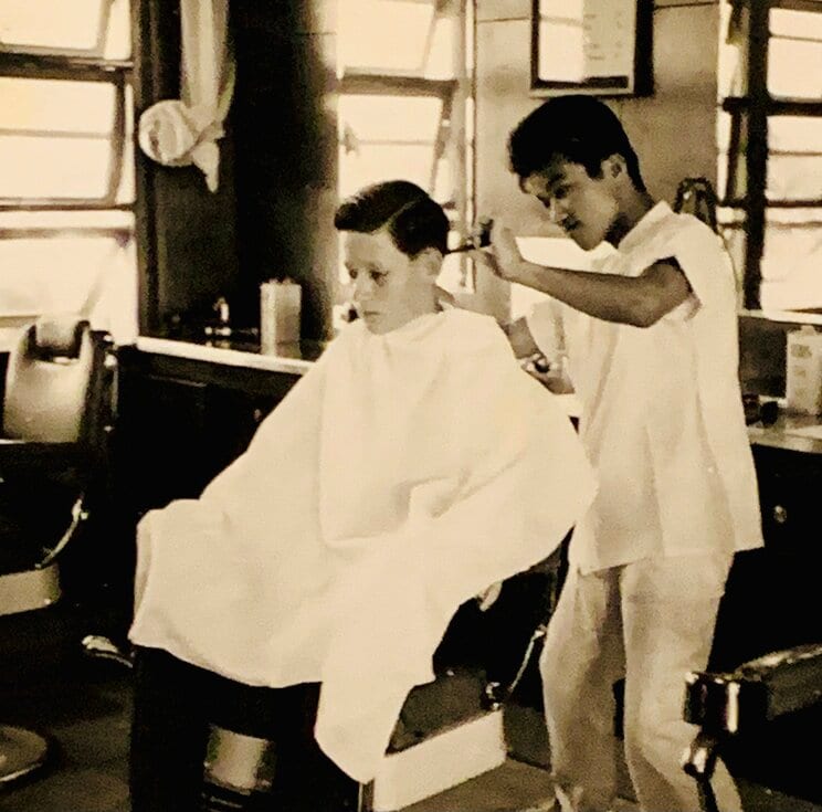 1960年(昭和35年)ワシントンハイツで理容師をする加藤さん(写真／本人提供)