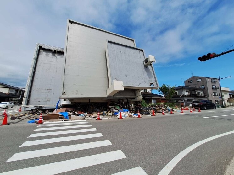 五島屋ビルに関して、近隣住人に輪島市に対して何か要望はあるか聞いてみたところ「倒壊したビルの前は幹線道路になっているので、個人的には早く撤去をしてほしい」と話す（写真／幸多潤平）