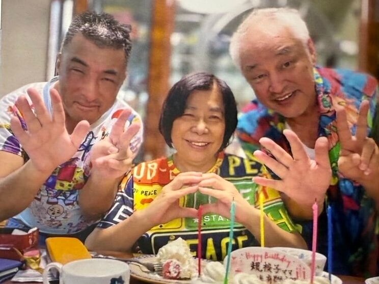 左から、息子・虎太郎さん、妻・規梭子さん、原田大二郎さん。規梭子さんの誕生日を祝うお写真（写真提供／原田大二郎さん）