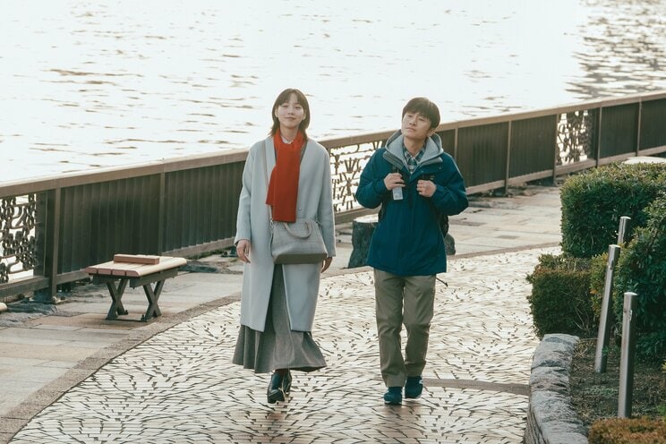 穏やかな表情で並んで歩く希と大貴（映画『平行と垂直』より）©2026「平行と垂直」製作委員会