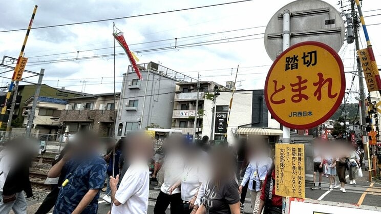 トラブルのあった伏見稲荷付近の踏切の様子