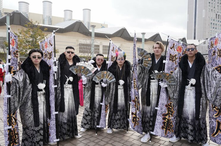 リーゼント込みで50万円、龍を入れて60万円、幟(のぼり)を入れて80万円、北九州市二十歳の記念式典は今年もド派手だった_4