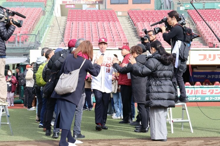 〈楽天・前田健太〉入団会見で“自作Tシャツ”配布　37歳、人見知りのオールドルーキーが示した覚悟_10