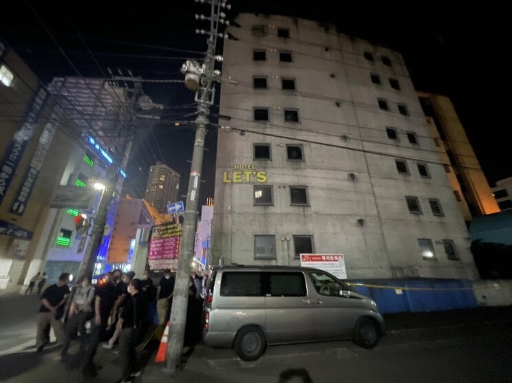 事件から1週間、道警捜査員はホテル前で聞き込みをおこなった（撮影/集英社オンライン）