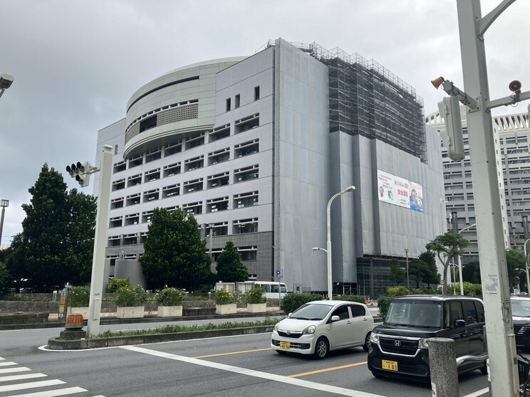 沖縄県警本部（撮影／集英社オンライン）