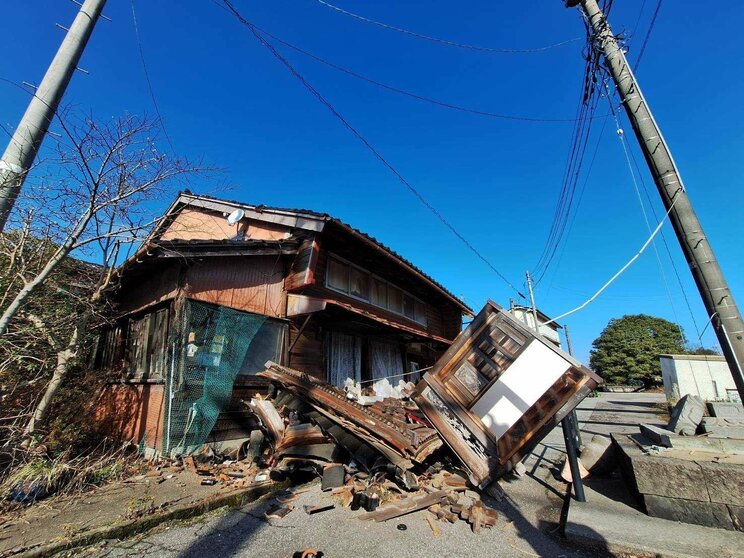 「離れろっ！」余震のなか響く消防隊員の叫び…焼け野原となった町、倒壊した建物、塞がれた道…能登半島地震の爪痕〈迫る“発生から72時間”と決死の救助活動〉_11