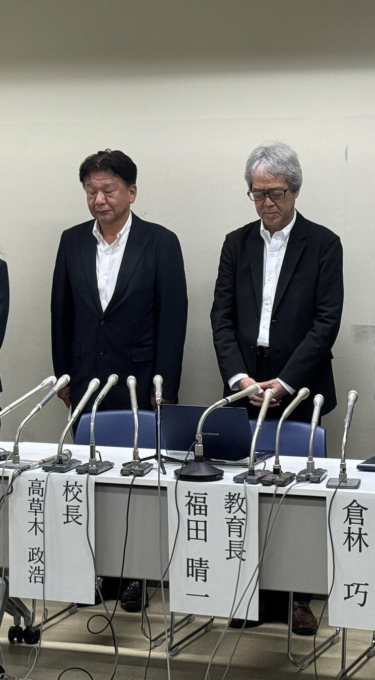 高草木校長（左）と福田教育長（右）