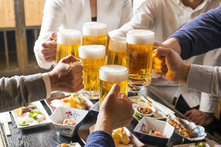 
時代が変わっても、結局飲みニケーションはなくならない（画像/Shutterstock）
