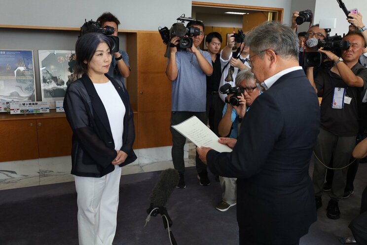 8月6日、中島弘道市議会議長から“卒業証書”の提出と百条委への出席を要求される田久保市長