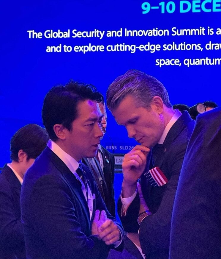 アメリカのヘグセス長官と夕食会で立ち話する小泉防衛相（写真／小泉氏Xより）