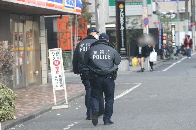 パトロールをする警察官(撮影/集英社オンライン)