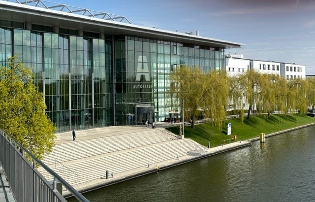 自動車テーマパーク『アウトシュタット』のエントランスビル。ヴォルフスブルク駅からフォルクスワーゲン・アレーナへ歩いて向かう途中にある