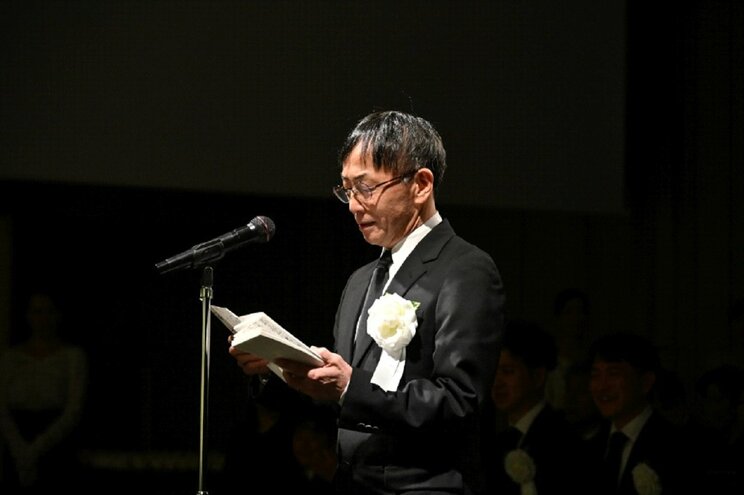 弔辞を読む野田秀樹さん