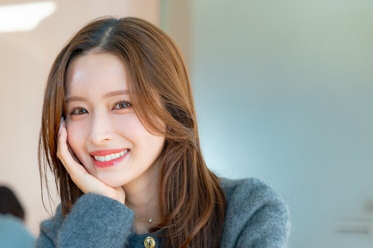 “石原さとみ似”と言われることについて「役者として有名ですし、みなさんが“かわいい”とおっしゃる方。似ていると言われてうれしかったです」と明かす新山さん