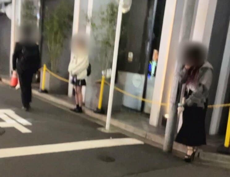 新宿“立ちんぼ”がまさかの組織化⁉「なに撮ってんだよ！」集団でカツアゲ、ホストへの追い込み、売値の談合＝「立ちんぼカルテル」も。一方で界隈では性感染症も激増。「誰に梅毒うつされたかわからない」_20