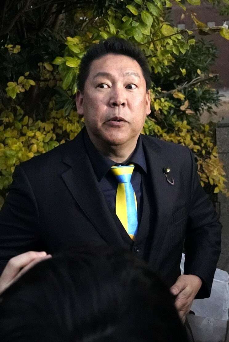 昨年12月22日、事情聴取を受けた兵庫県警本部前で話す立花孝志NHK党党首（撮影/集英社オンライン）