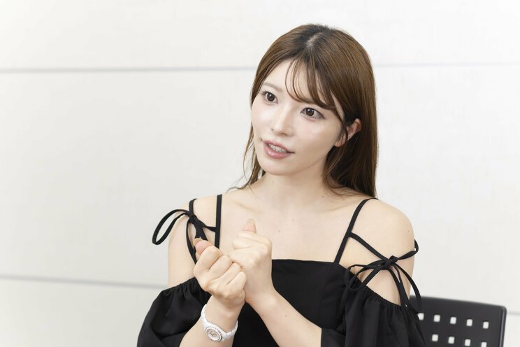 過酷だった現役時代について話す上原亜衣　撮影／齋藤周造